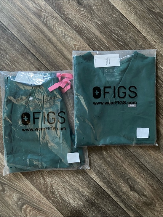 Figs Other - FIGS Women’s Green Catarina One-Pocket Scrub Top, Zamora Jogger Scrub Pant